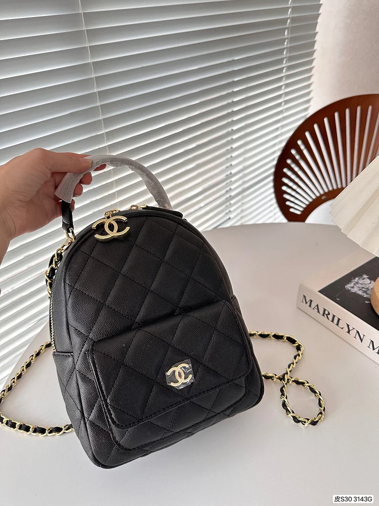 CC 𝘝𝘪𝘯𝘵𝘢𝘨𝘦 backpack size：17.5 * 23 cm