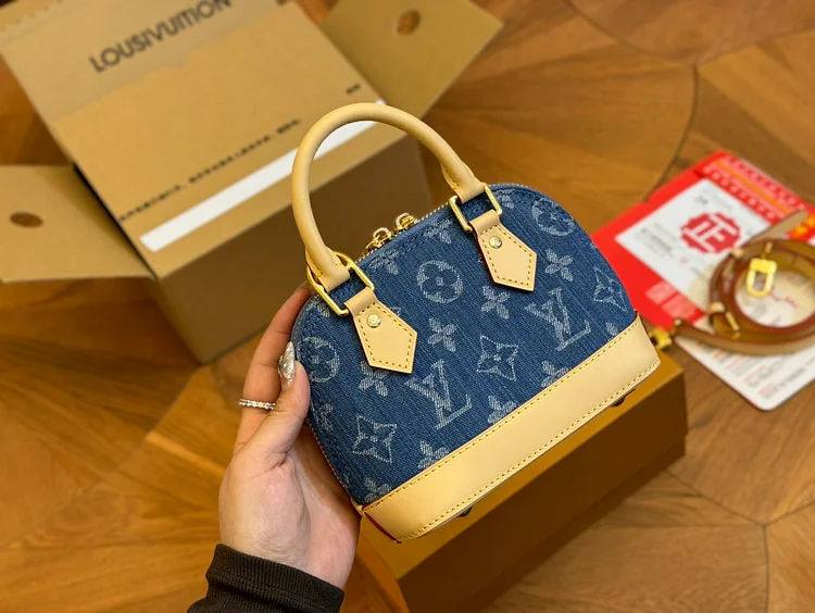 Louis Alma bb denim bag size : 20*14cm